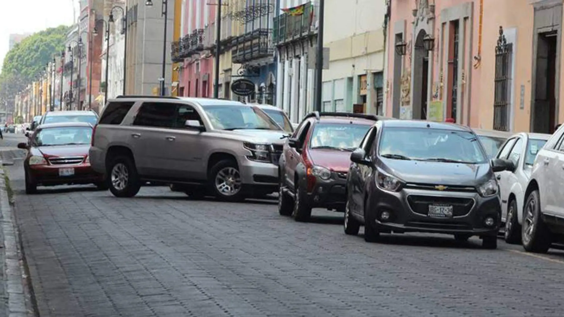 Una de las practicas más comunes de los conductores poblanos es la de estacionarse en doble fila